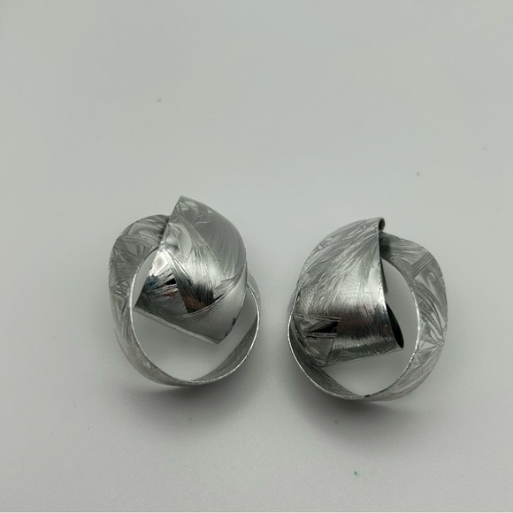 Vintage Silver Tone Metal Layered Textured Curved Stud Earrings Statement Unique - Picture 3 of 5